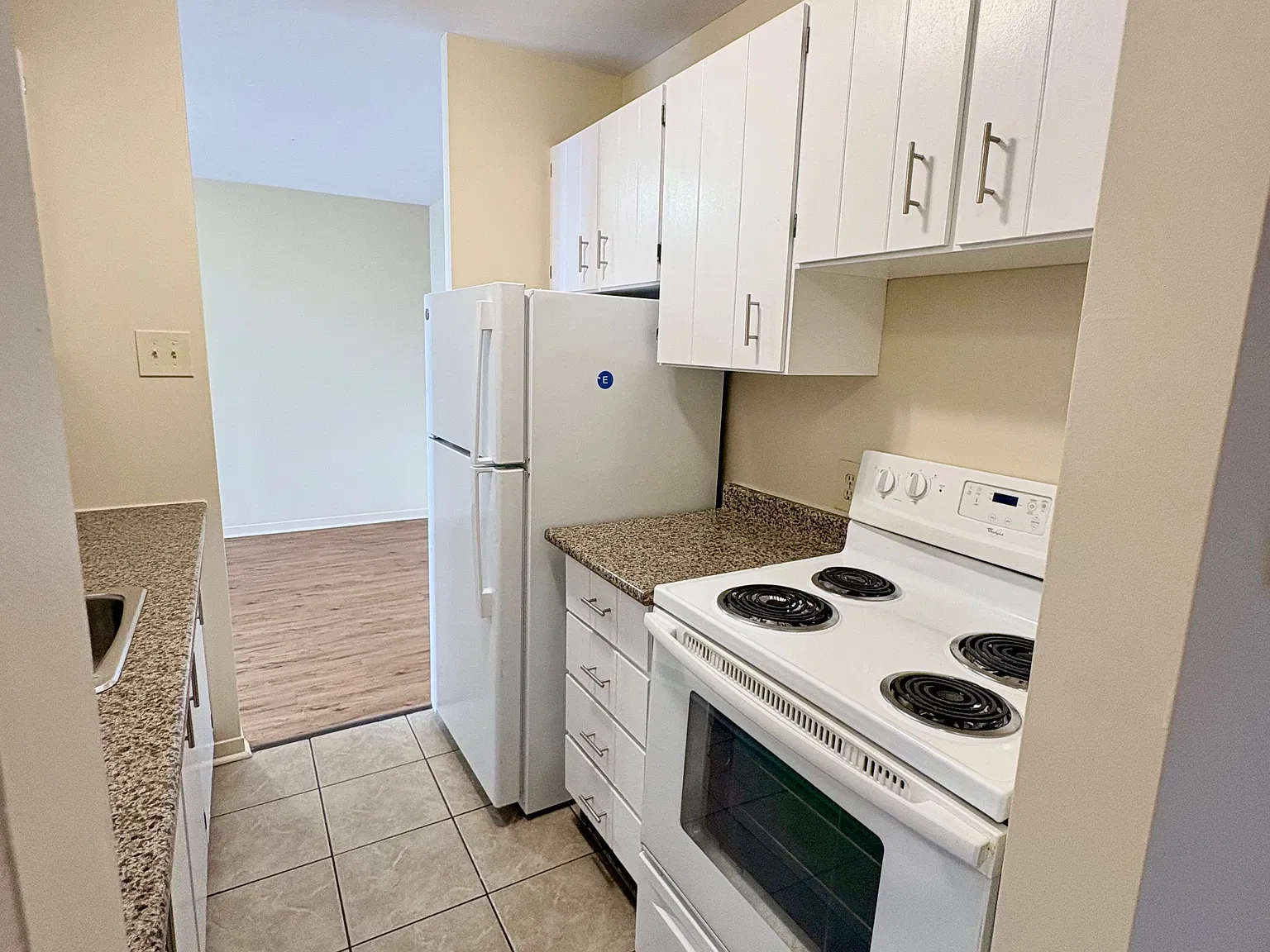 model - 625 Glengarry — Photo 1