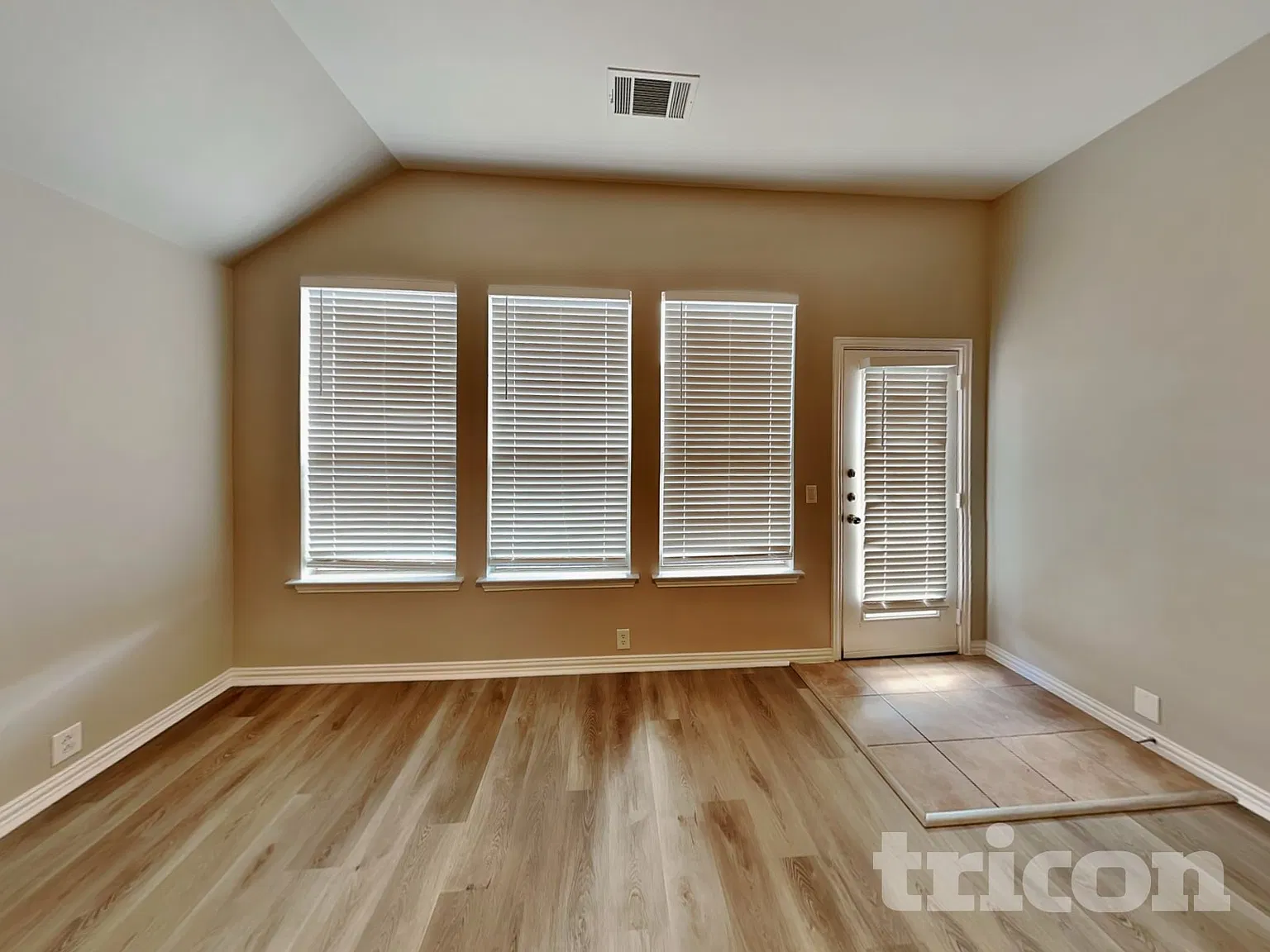210 Bear Trail Waxahachie TX — Photo 2