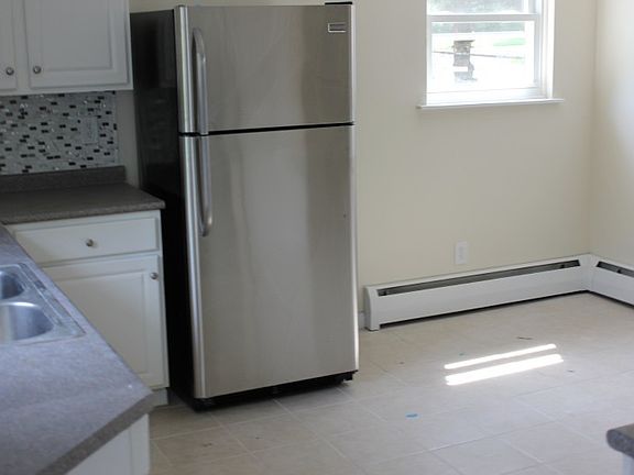 Renovated eat-in kitchen- 1st Fl