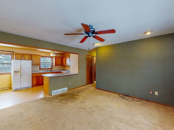 4th image of 654 Roosevelt Ave