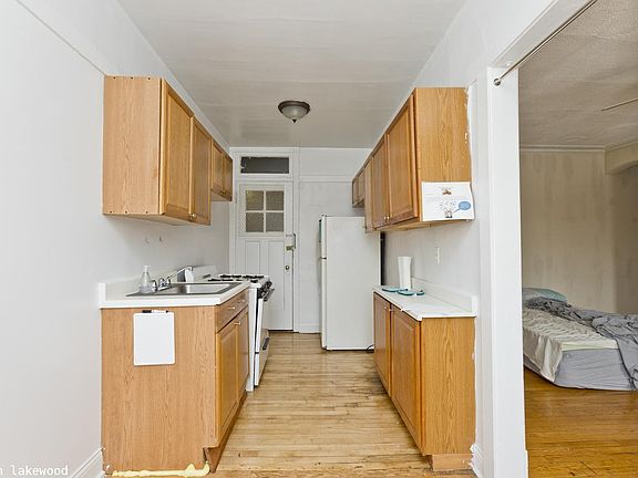 2nd image of 6532 N Lakewood Ave #1113