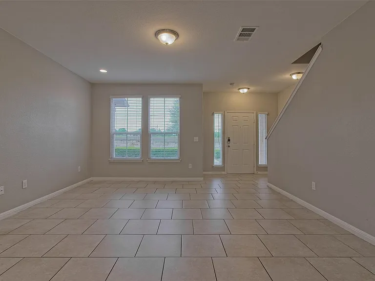 315 N Heatherwilde Blvd — Photo 6