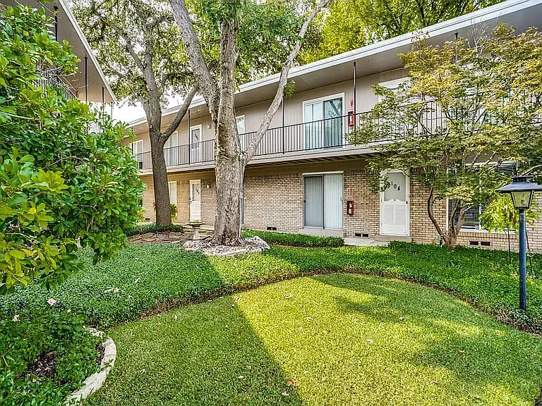 Tradewinds Condominiums — Photo 1