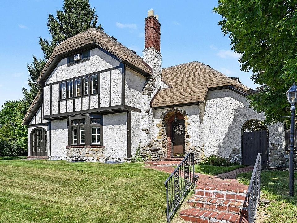 1st image of 916 Gray Ave