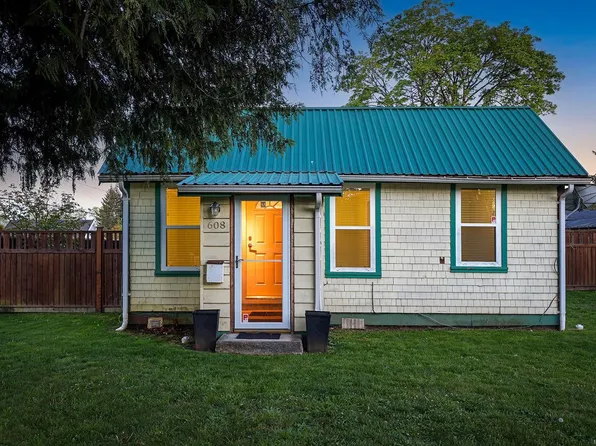 608 11th St, Courtenay, BC V9N 1T1