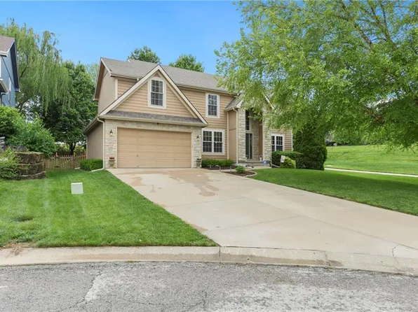 800 Ash Ct, Lansing, KS 66043