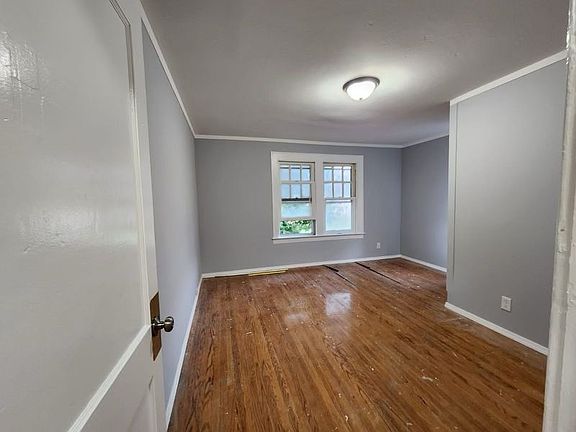 5th image of 2212 Midland Ave