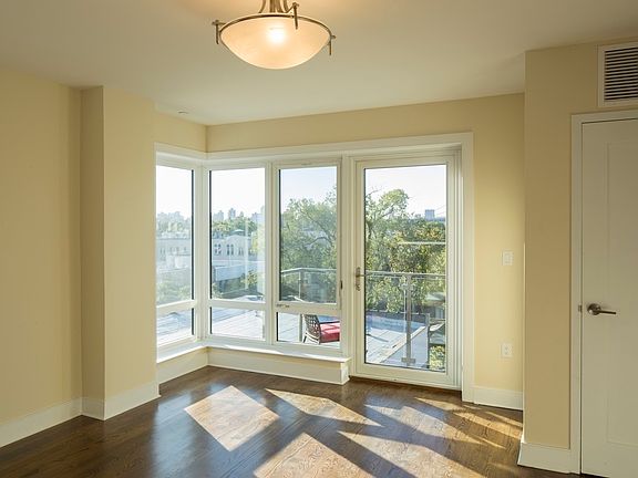 4th image of 2388 31st St APT 6D