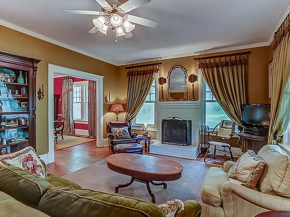4th image of 606 W College St