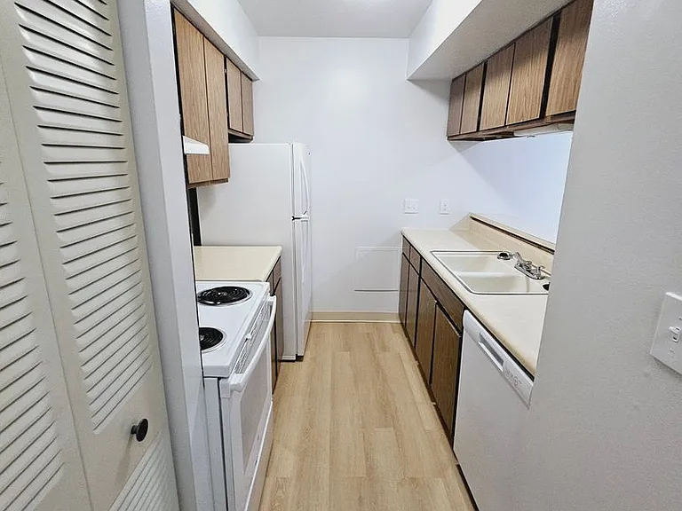 Sugarbush Apartments — Photo 193