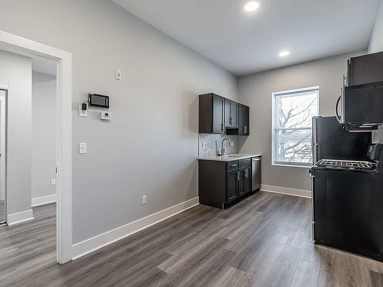 806 N 41st St — Photo 2