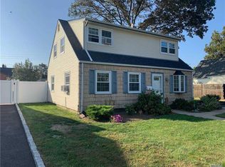 6 Haven Ln, Levittown, NY 11756