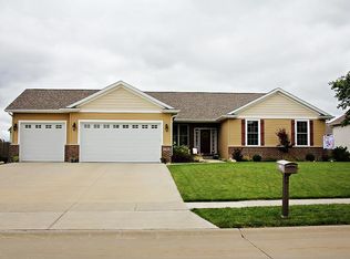 5382 Judge Rd, Bettendorf, IA 52722