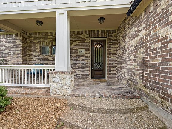 5th image of 1107 Kiowa Dr E