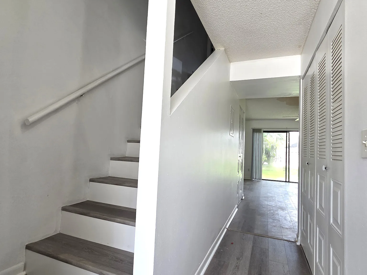 2 bed, 1050 sqft, $1,600 — Photo 2