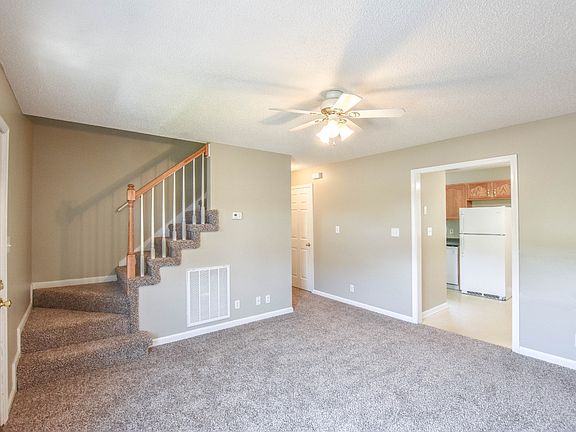 3rd image of 977 Applegrove Cir