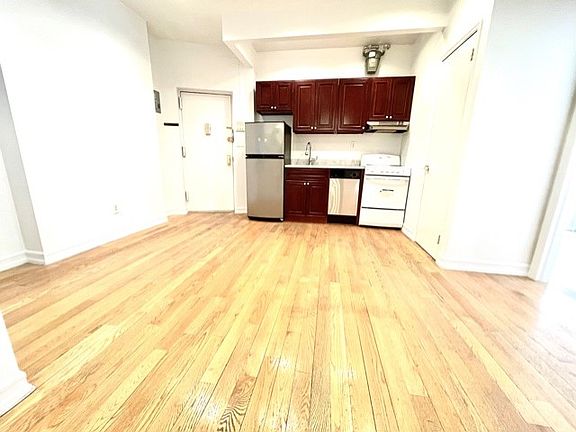 3rd image of 179 Mulberry St