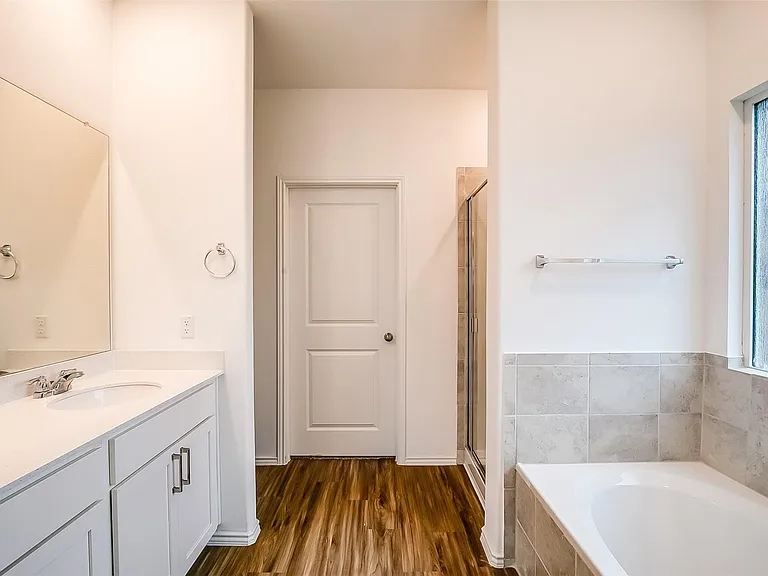 1024 Bluewood Bnd — Photo 19