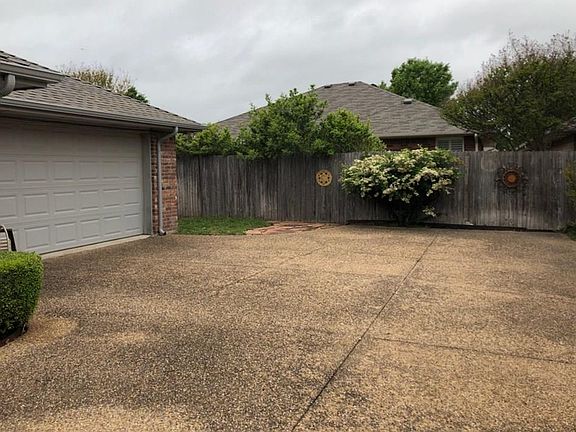 3rd image of 707 Dogwood Ln