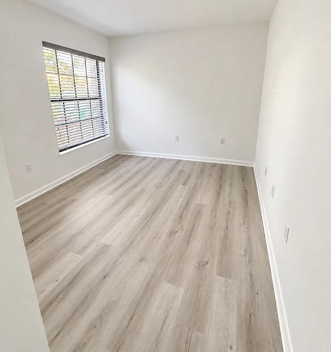 2 bed, 921 sqft, $2,400 — Photo 2