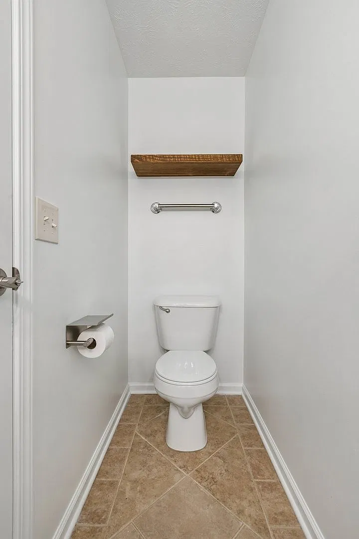 Bright & Inviting 2-Bedroom Home with Garage — Photo 2