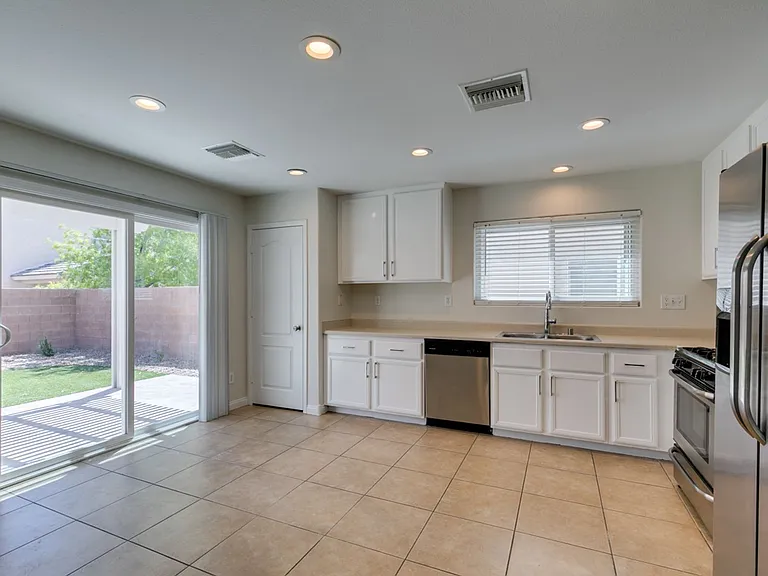8660 Painted Horseshoe St — Photo 31