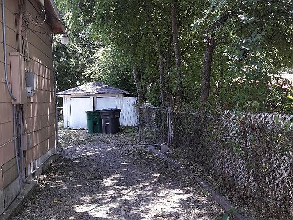 5th image of 322 Greer St