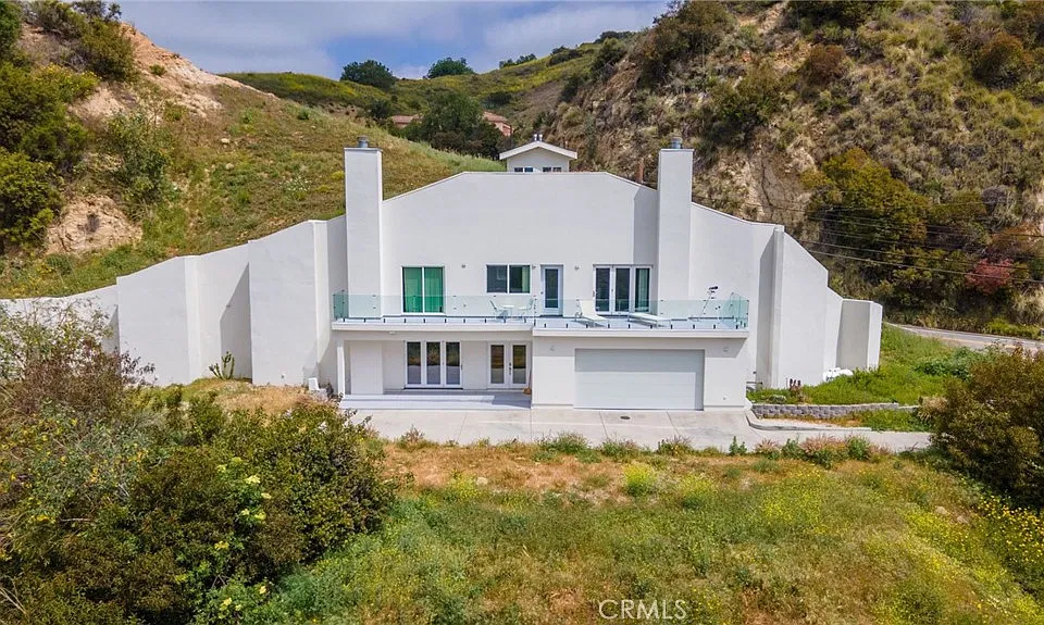2411 N Topanga Canyon Blvd
