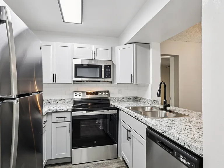 Lakeside Glen Apartments — Photo 7