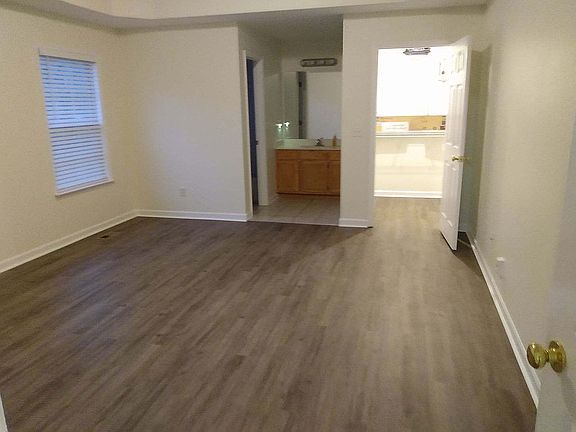 Large master suite w/ walkin