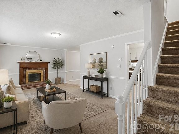 3rd image of 618 Tryon Pl
