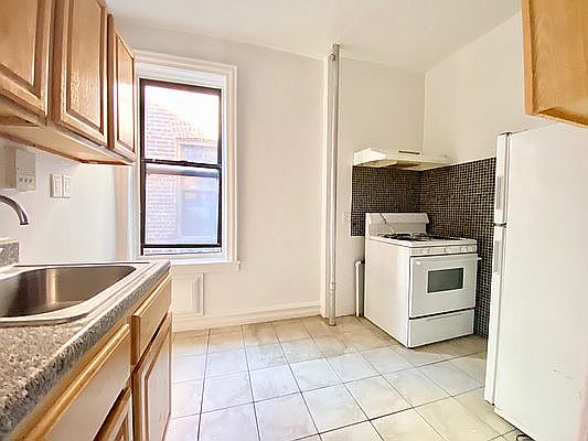 5th image of 290 Lincoln Pl APT D1