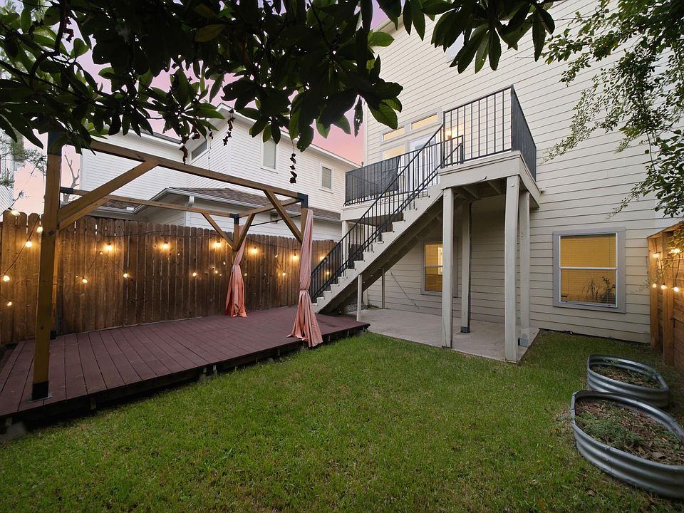 1st image of 907 Lawrence St