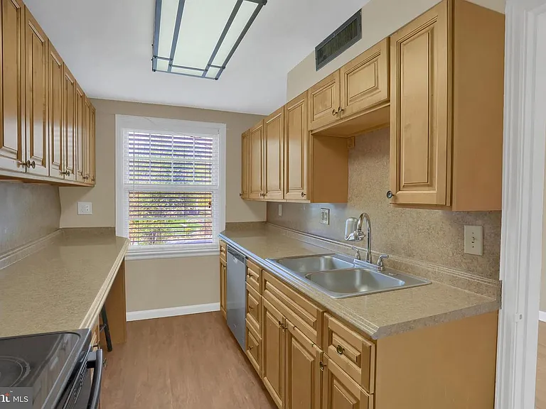 251 W Willow St — Photo 2