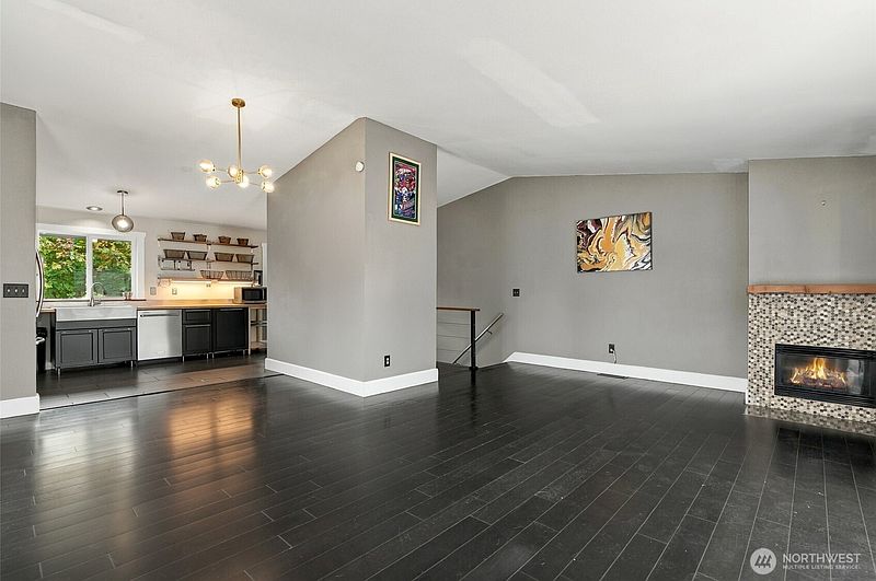4th image of 365 SE Valley View Way