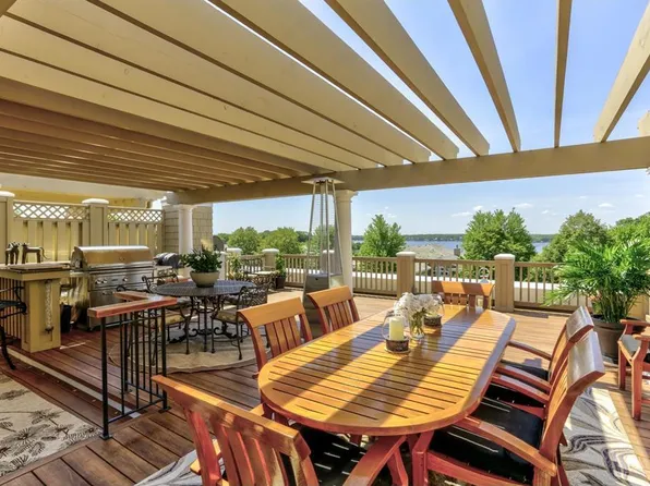 702 Widsten Cir, Wayzata, MN 55391