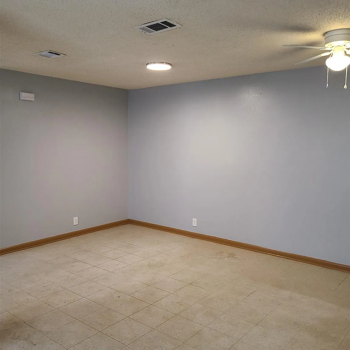 3 bed, 921 sqft, $995 — Photo 2