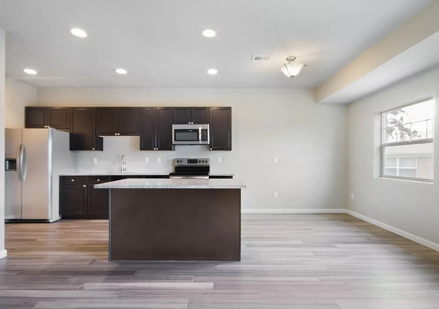 Fabulous 3 bed, 2.5 bath townhome with 1 car garage — Photo 2