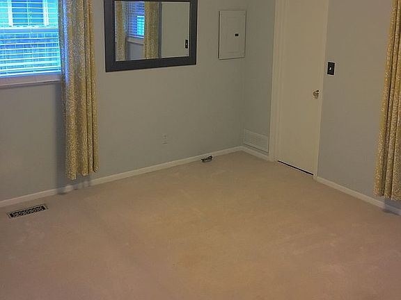 Bedroom w/ half bath access