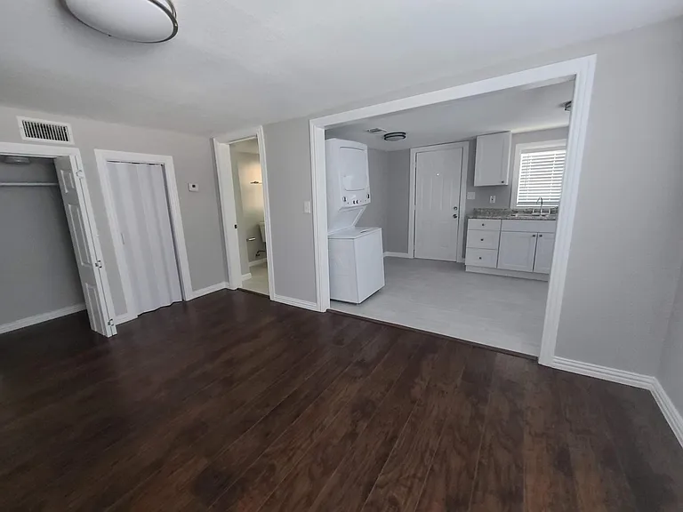 409 W Pembroke Ave — Photo 6