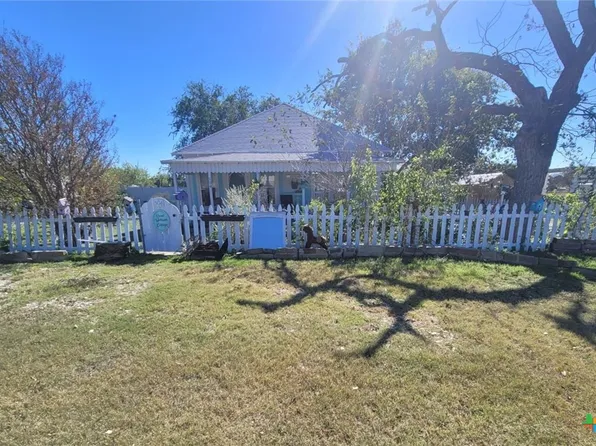 504 E Walnut St, Lometa, TX 76853