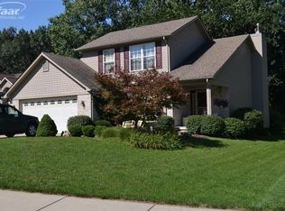 990 Plumtree Ln, Fenton, MI 48430