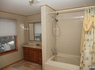 0-49 W Amsterdam Ave, Fair Lawn, NJ 07410