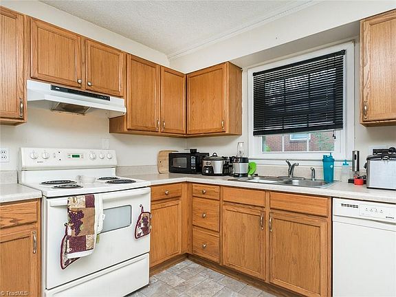 5th image of 3203 Bernard St