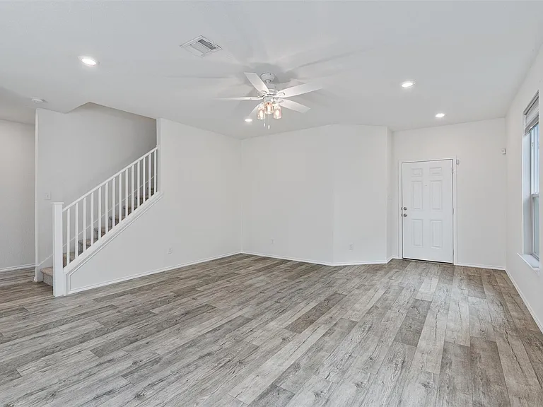 305 Los Cobos Ln — Photo 5
