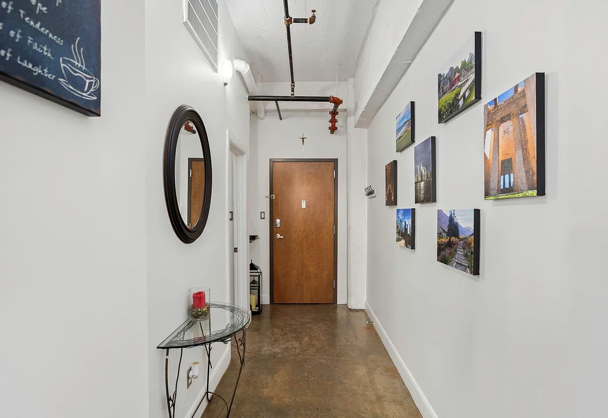 Building Photo - 831 S Flores St #2201