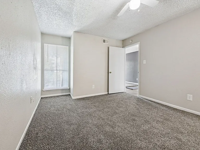 Pine Creek Apartments — Photo 22