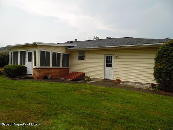 4th image of 6 Colonial Dr
