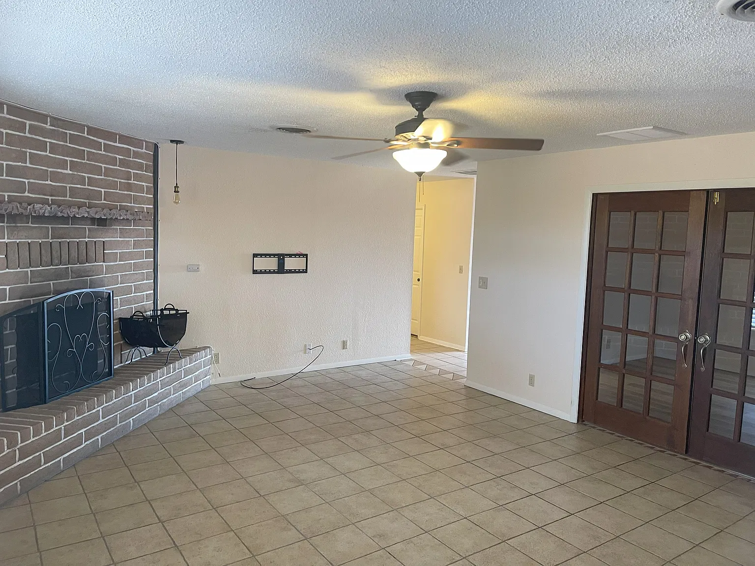 3 bed, 1978 sqft, $1,900 — Photo 3