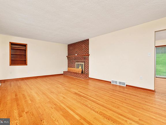 4th image of 315 W Main St